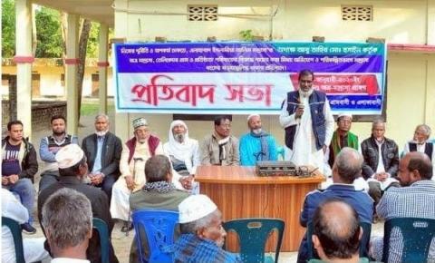 ছবি : এলাহাবাদ আলিম মাদ্রাসার অধ্যক্ষ আবু তাহির মো. হোসাইনে বিরুদ্ধে প্রতিবাদ সভা করেছেন এলাকাবাসী।