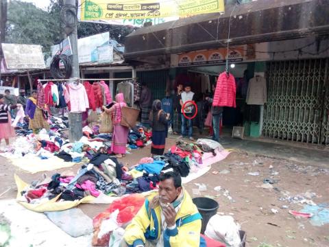 ছবি রাঙামাটি শহরে কল্যাণপুর এলাকায় বাজারের দিন চাঁদা আদায় করছে চাঁদাবাজ।