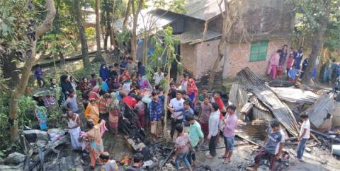 ছবি : রাউজানে আগুনে পুড়েছে এক বসত ঘর।