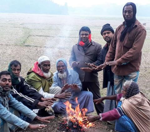 ছবি : রাউজানে প্রচন্ড শীতে কাবু মানুষ আগুন জ্বালিয়ে তাপ নেওয়ার চেষ্টা।