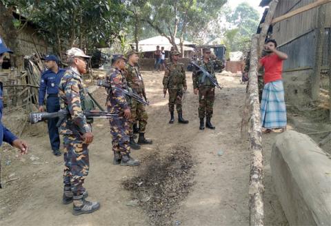 ছবি : আলীকদমে অবৈধ কাঠ পাচার রোধে সেনাবাহিনী ও পুলিশ যৌথভাবে আভিযান।