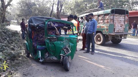 ছবি : রাউজানে বাসের সঙ্গে সংঘর্ষে সিএনজি টেক্সীটি ধুমড়ে-মুচড়ে যাওয়ার দৃশ্য।