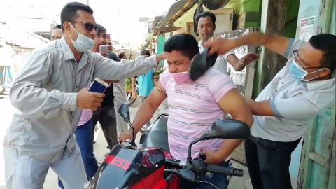 ছবি : ঝালকাঠিতে সাংবাদিক পরিচয়ে মুরগীর দোকানে চাঁদা দাবি তিনজনকে গণধোলাই দৃশ্য