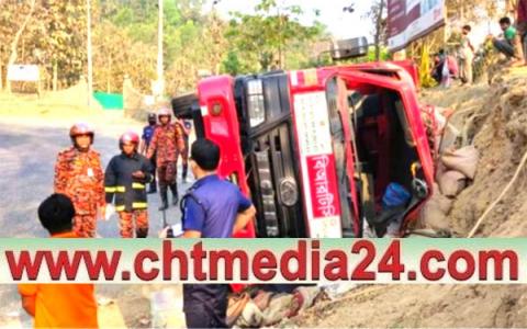 বান্দরবান-কেরানীহাট সড়কের কসাইপাড়া আবুল নগরে পাহাড়ের ঢালু বাঁকে নিয়ন্ত্রণ হারিয়ে ট্রাকটি উল্টে যায়