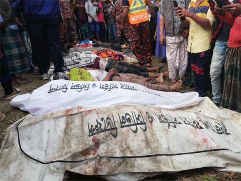 ছবি : নবীগঞ্জে মর্মান্তিক সড়ক দুর্ঘটনায় নিহতদের ব্যাগবন্ধী নিতর দেহ।