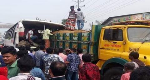 ছবি : রাস্তায় দাঁড়িয়ে থাকা বালু বোঝাই ট্রাকের পেছনে যাত্রীবাহী বাসের ধাক্কা।