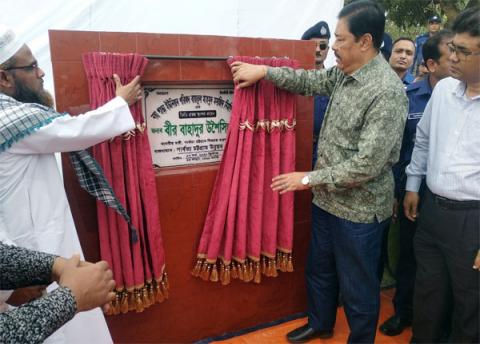 ছবি : বাইতুল মাহমুদ জাম মসজিদের ভিত্তি প্রস্থর স্থাপন করেন পার্বত্য চট্টগ্রাম বিষয়ক মন্ত্রনালয়ের মন্ত্রী বীর বাহাদুর উশৈসিং এমপি।