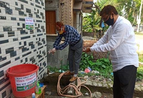 ঝিনাইদহের সিও সংস্থাসহ প্রতিটি দপ্তরে হাত ধুয়ে প্রবেশের দৃশ্য