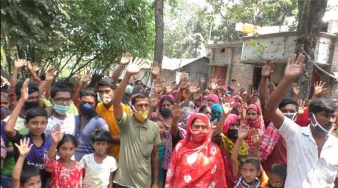 ছবি : প্রধানমনত্রীর দেওয়া ত্রাণ না পাওয়ার  প্রতিবাদে বিক্ষোভ।