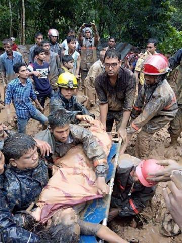 ছবি : ২০১৭ সালের ১৩ জুন কাপ্তাইয়ে মিতিঙ্গাছড়িতে পাহাড়ধ্বসে নিহতদের উদ্ধার ফাইল ফটো