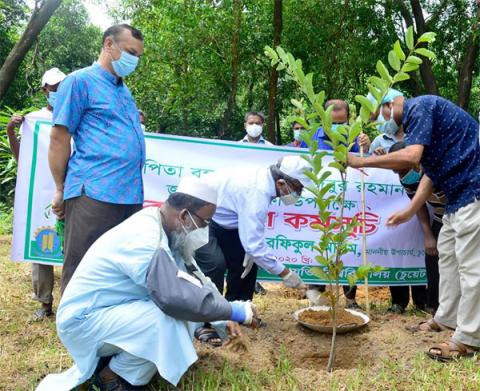 ছবি : চুয়েটে বৃক্ষরোপণ কর্মসূচির উদ্বোধন করছেন ভাইস চ্যান্সেলর অধ্যাপক ড. মোহাম্মদ রফিকুল আলম।