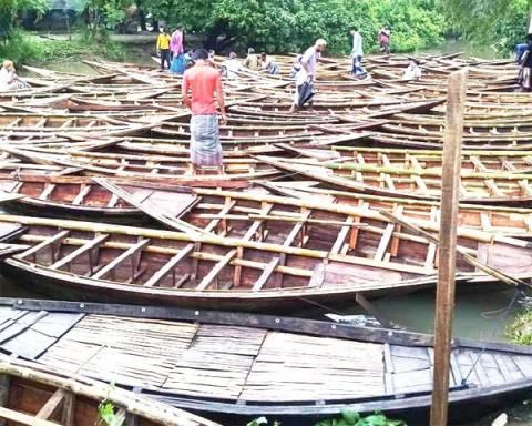 ছবি : আত্রাইয়ে নৌকা বিক্রয়ের হাট।