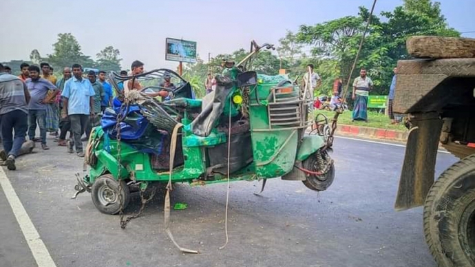 মিরসরাইয়ে সড়ক দুর্ঘটনায় শিশু সহ একই পরিবারের নিহত-৪