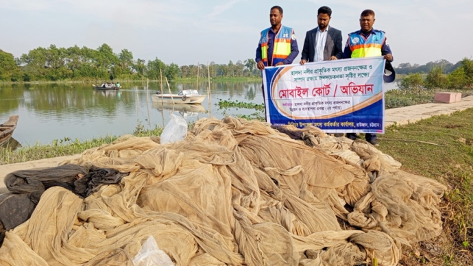 হালদা নদীতে উদ্ধার করা জাল পুড়িয়ে ধ্বংস